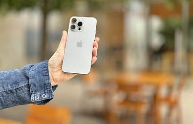 iPhone 15 Pro Max in de hand