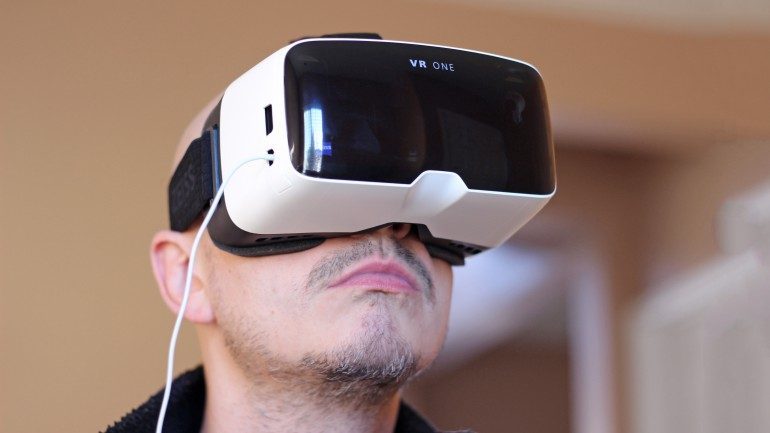 Raak verstrikt garen Luiheid Zeiss VR One brengt virtual reality-bril naar de iPhone