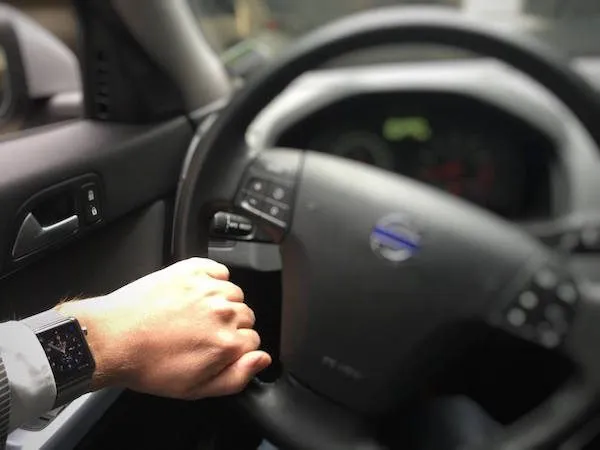 Nederlander komt in actie: ‘Apple Watch in auto dragen moet legaal zijn’