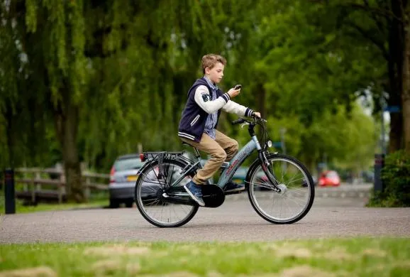 Minister Schultz wil verbod mobiele telefoon op de fiets toch onderzoeken