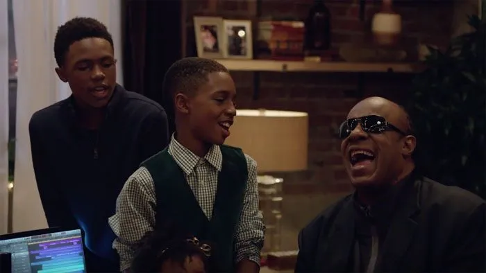 Apple viert kerst met Stevie Wonder en Andra Day (video)