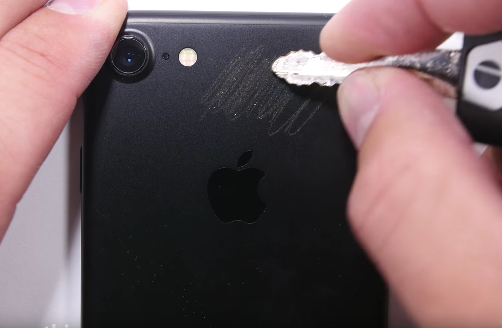 kloon viel Hesje Krastest matzwarte iPhone 7: nieuwe kleur kan prima tegen een stootje