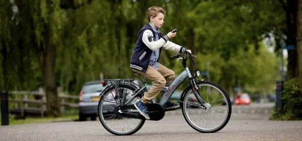 Driekwart Nederlanders voorstander van smartphoneverbod op de fiets