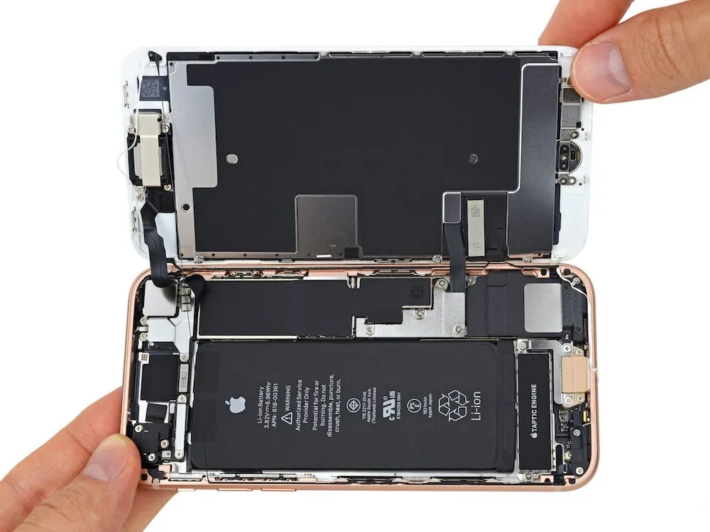 Teardown van iPhone 8: nieuwe componenten, maar repareerbaarheid is identiek