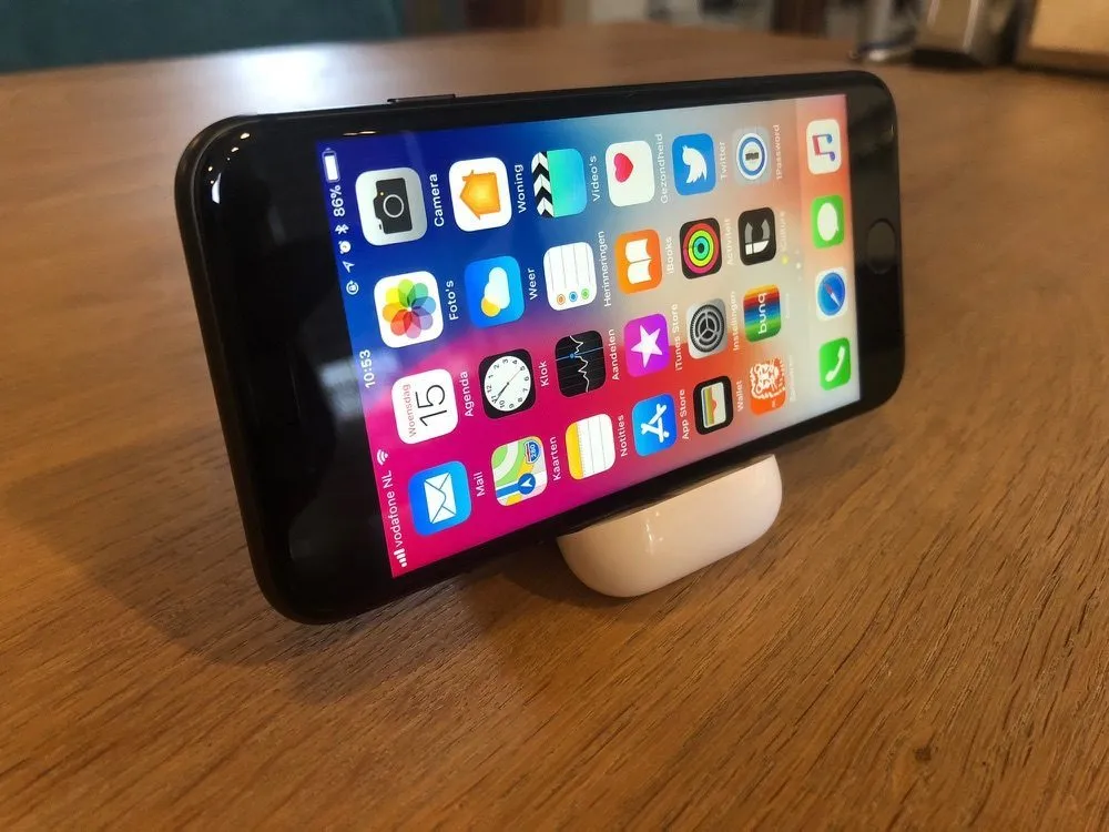 Mind is blown! Gebruik je AirPods-case als houder voor je iPhone