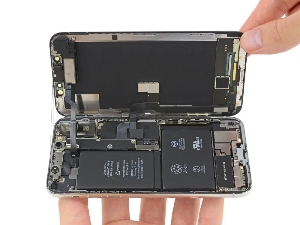 Teardown iPhone X toont opgestapeld moederbord en dubbele batterij