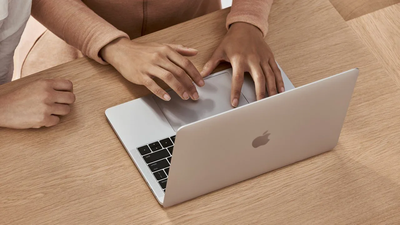 Slepen met drie vingers op je MacBook-trackpad: zo stel je het in