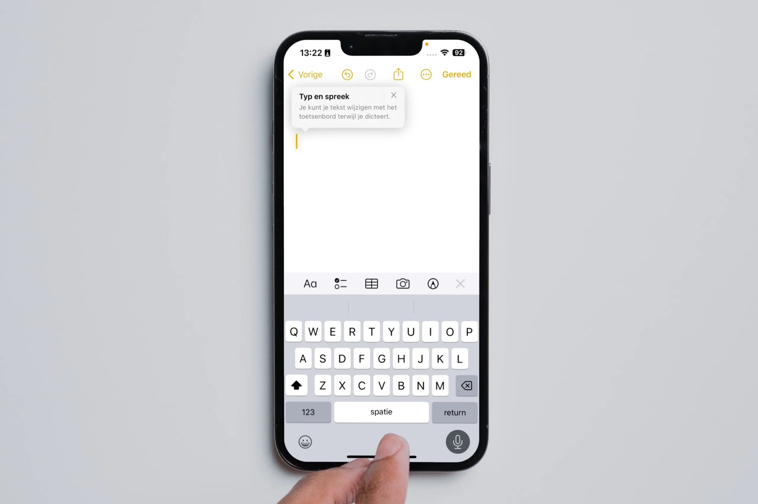 Dicteren op je iPhone: tekst typen door te spreken (met meer functies in het Nederlands sinds iOS 18)