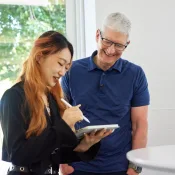 Tim Cook met student op WWDC 2024