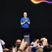 Tim Cook op het podium van WWDC 2024