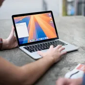 MacBook vensters rangschikken in macOS Sequoia