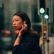 Vrouw met Apple Watch en AirPods