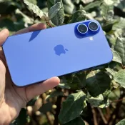 iPhone 16 review: achterkant in ultramarijn