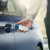 Apple CarKey met blauwe auto