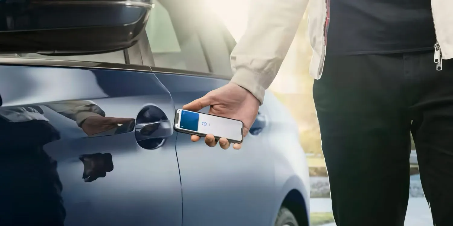 Apple CarKey met blauwe auto