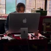 Vrouw met iMac 2024 aan het werk