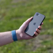 iPhone 16e buiten in hand