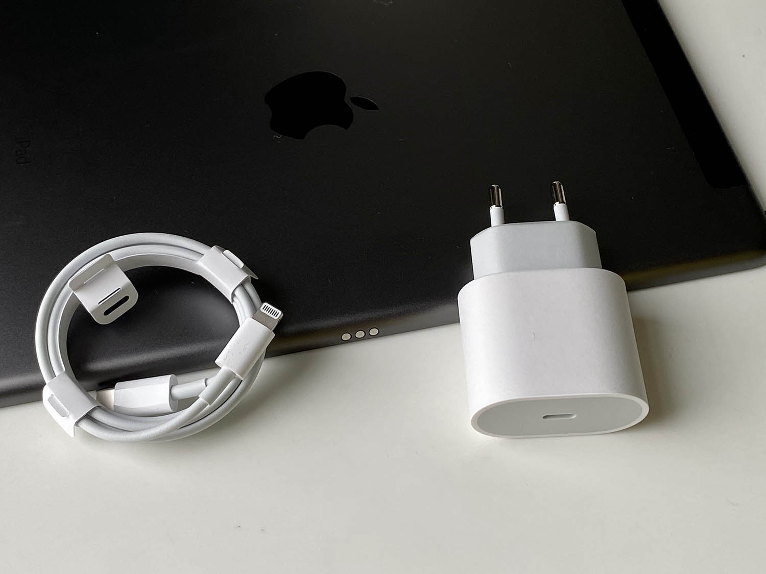 zoet Leeg de prullenbak stimuleren Volgens Apple kan 18W oplader een iPhone 12 (Pro) niet snelladen