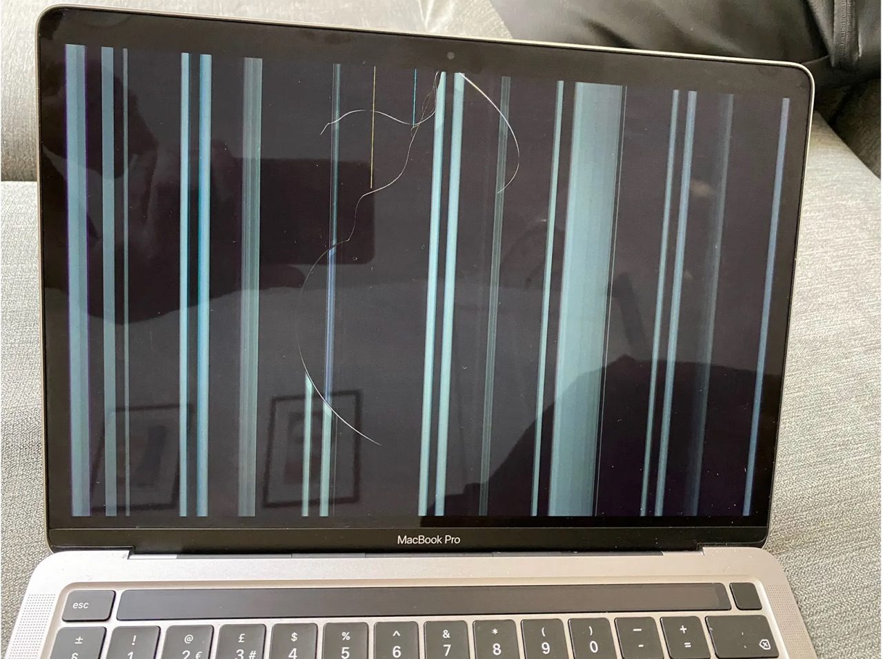 Implicaties hiërarchie plannen M1 MacBook eigenaren klagen over gebarsten scherm