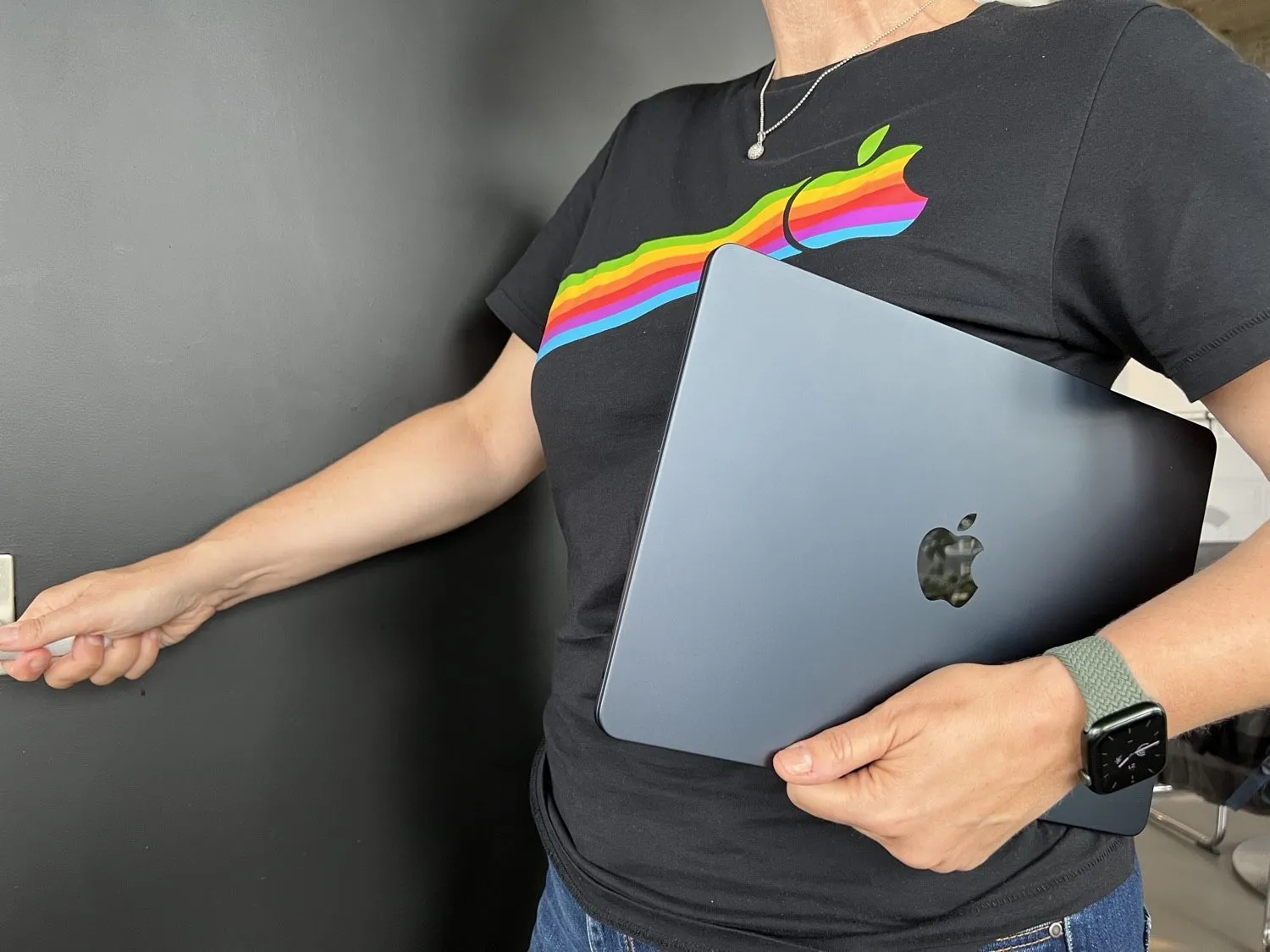 Middernacht MacBook Air M3 minder gevoelig voor vingervlekken