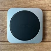 Mac mini 2023 M2 review: logo aan onderkant